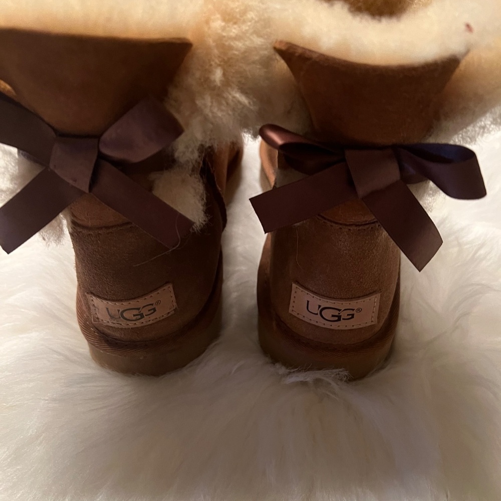Uggs with one bow - Picture 2 of 3